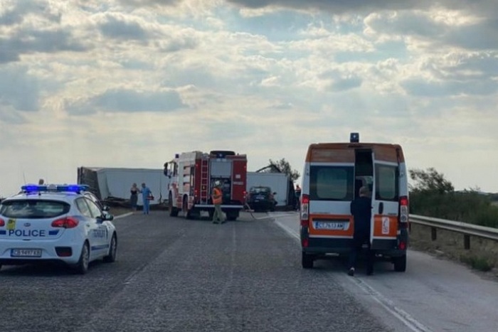 За абсурден случай при който ТИР напусна пътното платно и